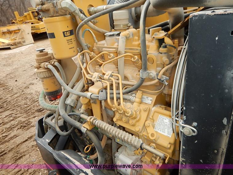 image for item I2447 2000 Caterpillar CB-224D smooth drum roller