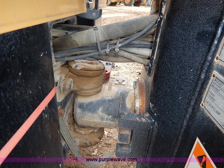 image for item I2447 2000 Caterpillar CB-224D smooth drum roller