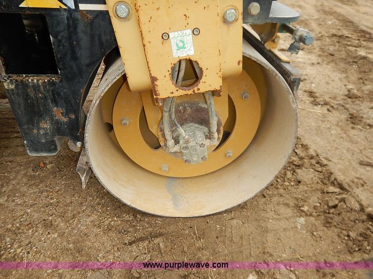 image for item I2447 2000 Caterpillar CB-224D smooth drum roller