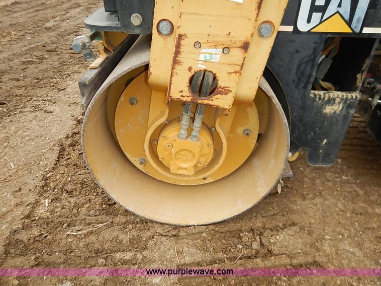 image for item I2447 2000 Caterpillar CB-224D smooth drum roller