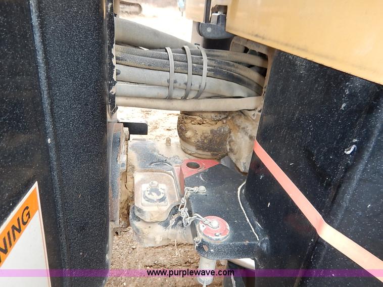 image for item I2447 2000 Caterpillar CB-224D smooth drum roller