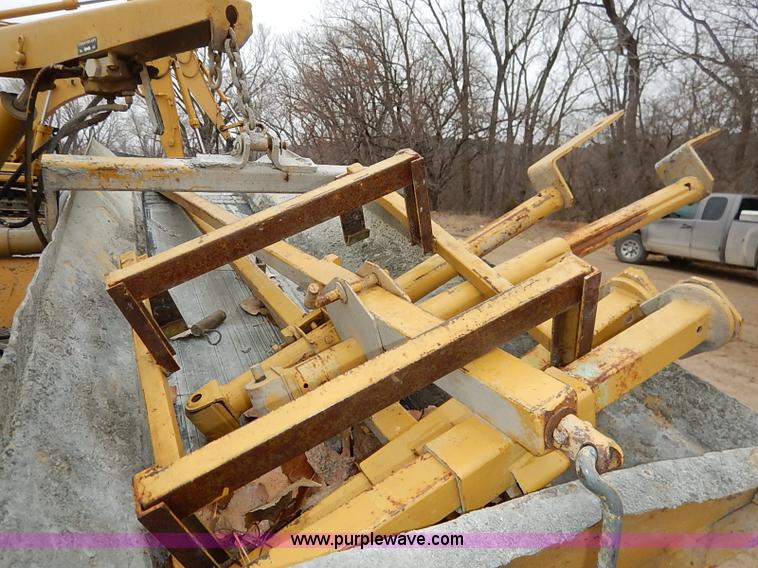 image for item I2450 1986 Gomaco Commander II GT6200 curb machine