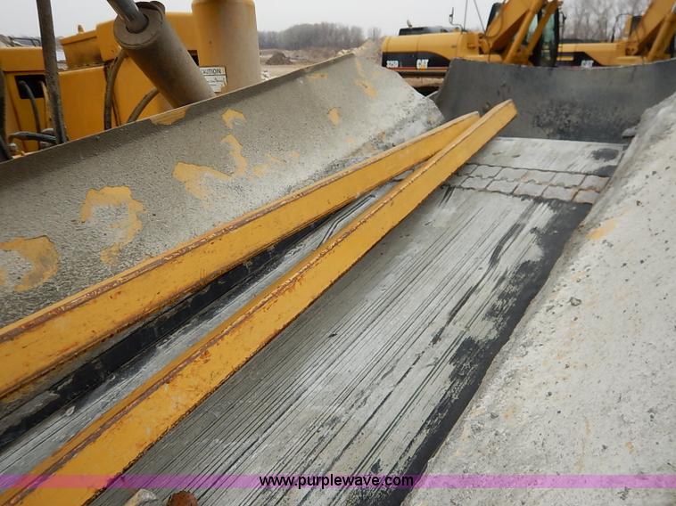 image for item I2450 1986 Gomaco Commander II GT6200 curb machine