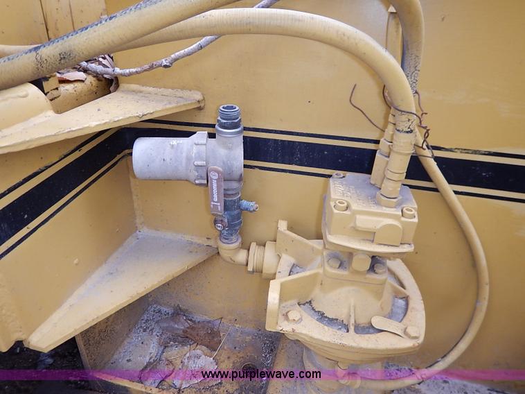 image for item I2450 1986 Gomaco Commander II GT6200 curb machine