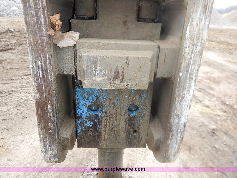 image for item I2451 Okada 318 hydraulic breaker
