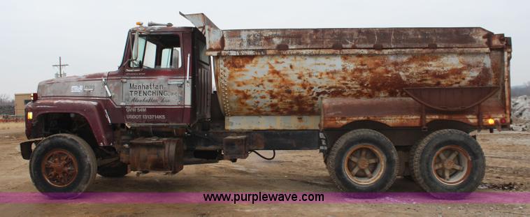 image for item I2474 1976 Ford 8000 dump truck