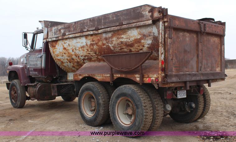 image for item I2474 1976 Ford 8000 dump truck