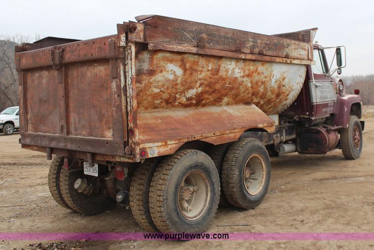 image for item I2474 1976 Ford 8000 dump truck
