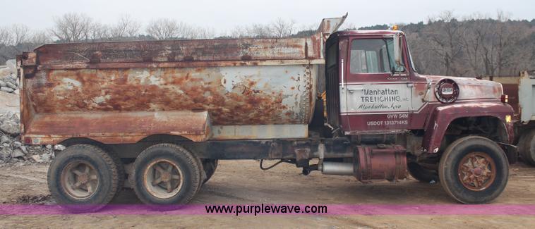image for item I2474 1976 Ford 8000 dump truck