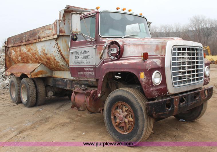 image for item I2474 1976 Ford 8000 dump truck