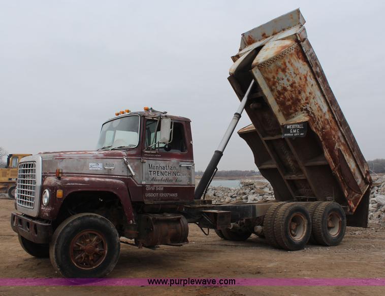 image for item I2474 1976 Ford 8000 dump truck