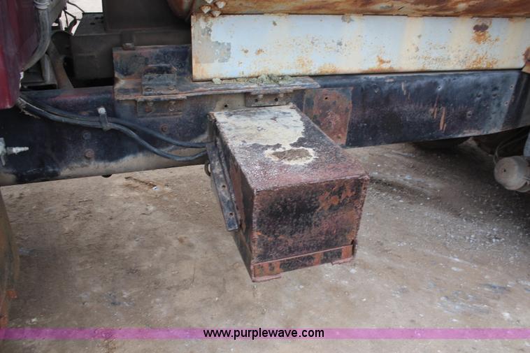 image for item I2474 1976 Ford 8000 dump truck