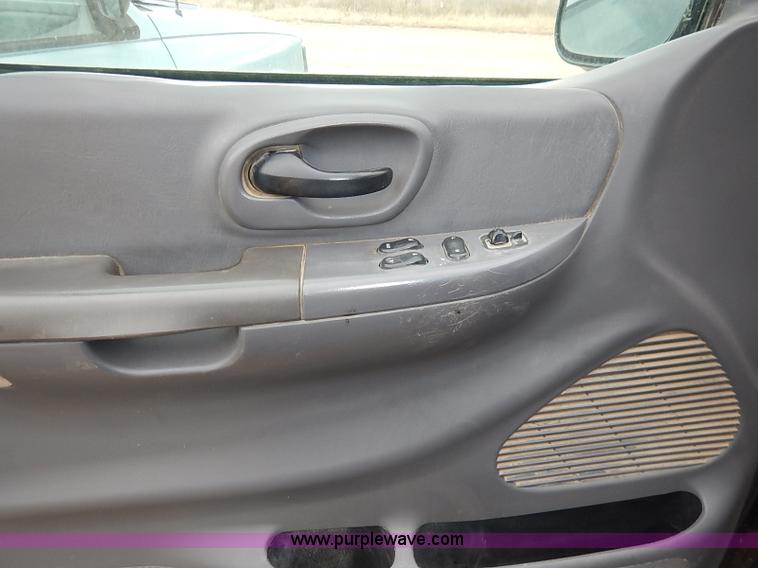 image for item I2490 2000 Ford F150 XLT pickup truck