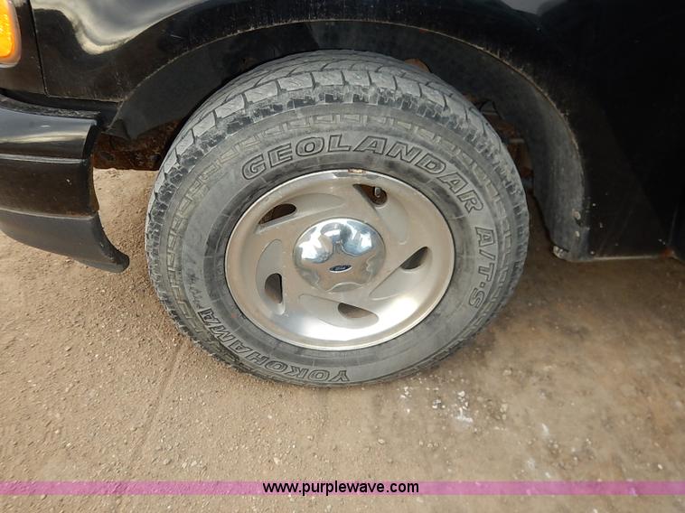 image for item I2490 2000 Ford F150 XLT pickup truck