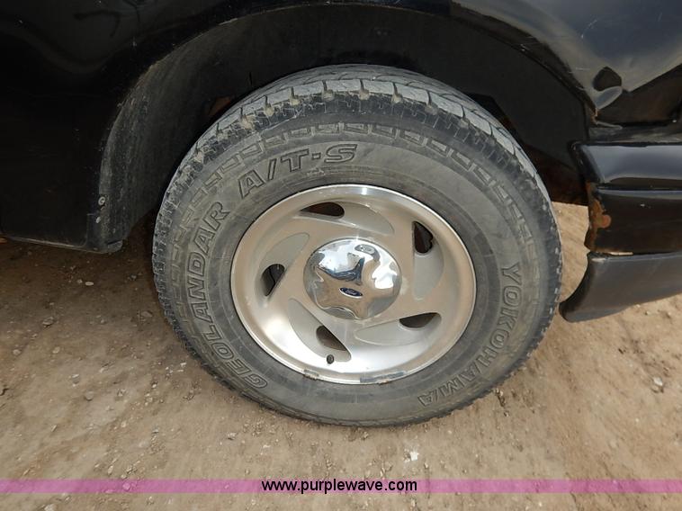 image for item I2490 2000 Ford F150 XLT pickup truck