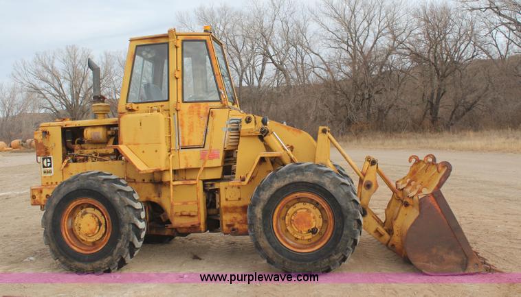 image for item I2496 1983 Caterpillar 930 wheel loader