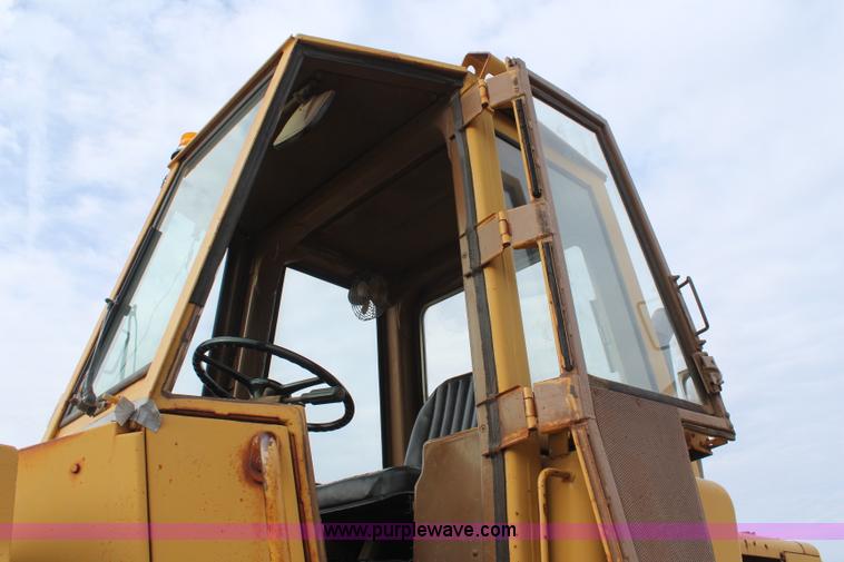 image for item I2496 1983 Caterpillar 930 wheel loader