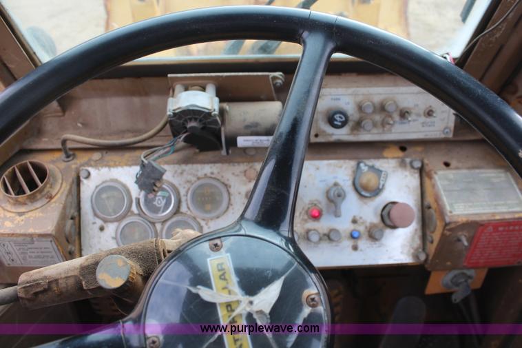 image for item I2496 1983 Caterpillar 930 wheel loader