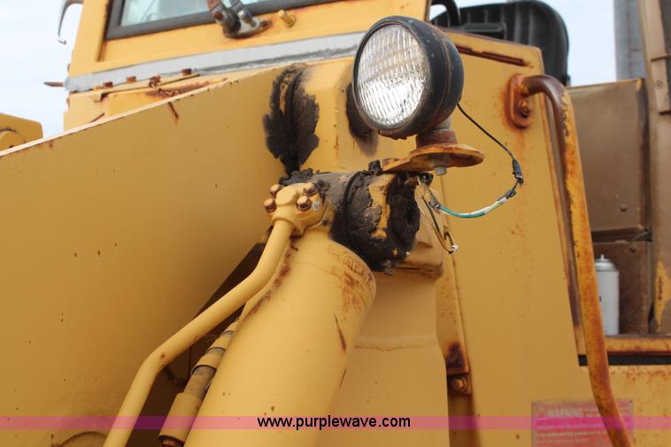 image for item I2496 1983 Caterpillar 930 wheel loader