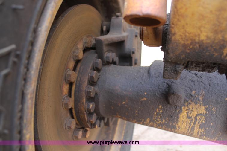 image for item I2496 1983 Caterpillar 930 wheel loader