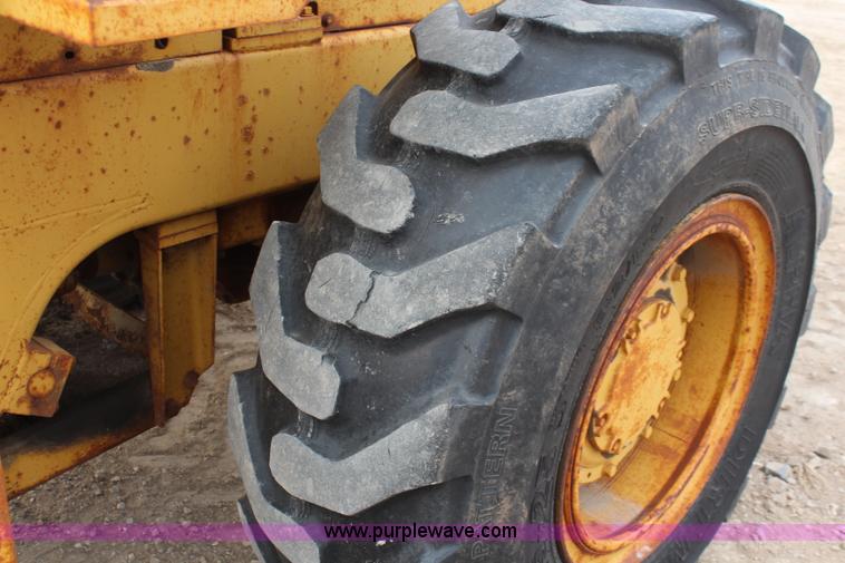 image for item I2496 1983 Caterpillar 930 wheel loader