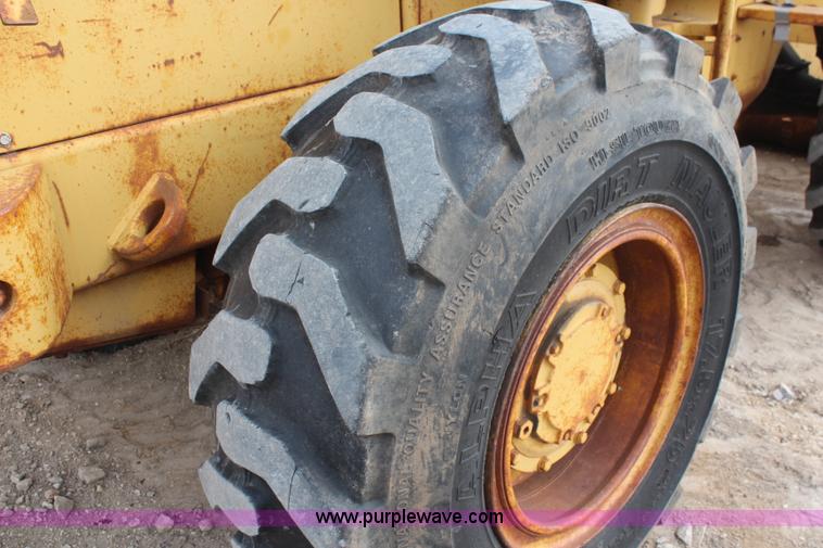 image for item I2496 1983 Caterpillar 930 wheel loader