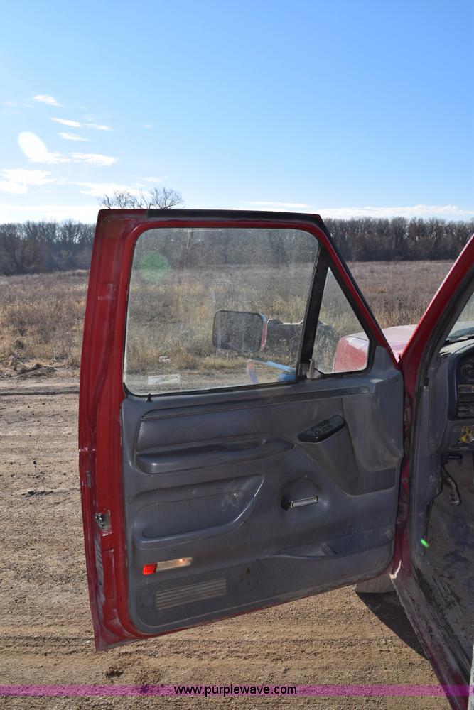 image for item J1240 1994 Ford F350 Super Duty XLT flatbed truck