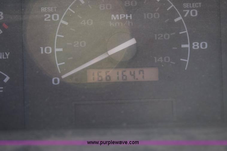 image for item J1240 1994 Ford F350 Super Duty XLT flatbed truck