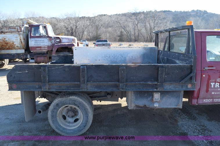image for item J1240 1994 Ford F350 Super Duty XLT flatbed truck