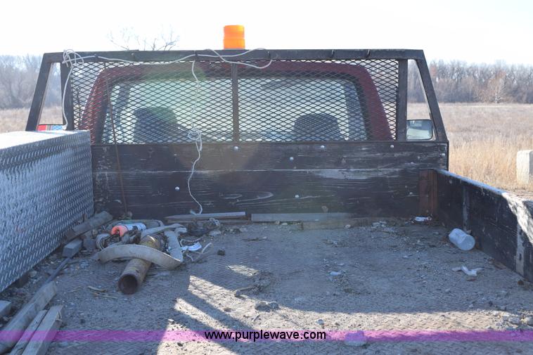 image for item J1240 1994 Ford F350 Super Duty XLT flatbed truck