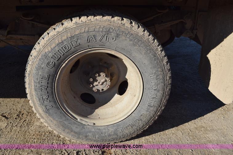 image for item J1240 1994 Ford F350 Super Duty XLT flatbed truck