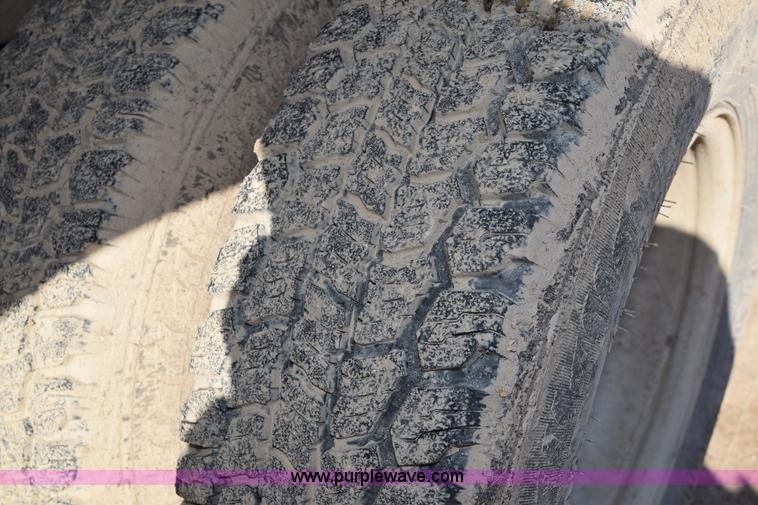 image for item J1240 1994 Ford F350 Super Duty XLT flatbed truck