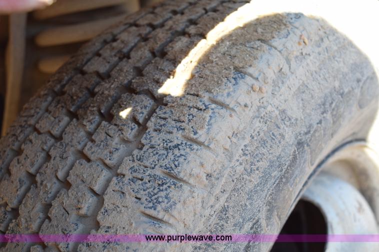 image for item J1240 1994 Ford F350 Super Duty XLT flatbed truck