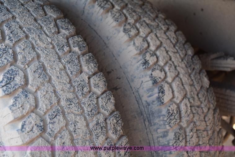 image for item J1240 1994 Ford F350 Super Duty XLT flatbed truck