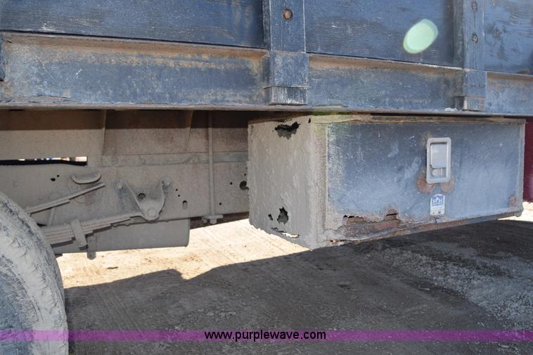 image for item J1240 1994 Ford F350 Super Duty XLT flatbed truck