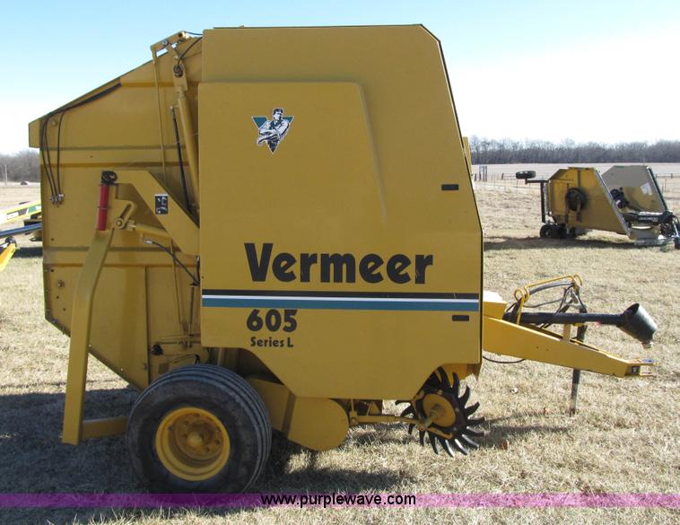 image for item F8943 Vermeer 605L round baler