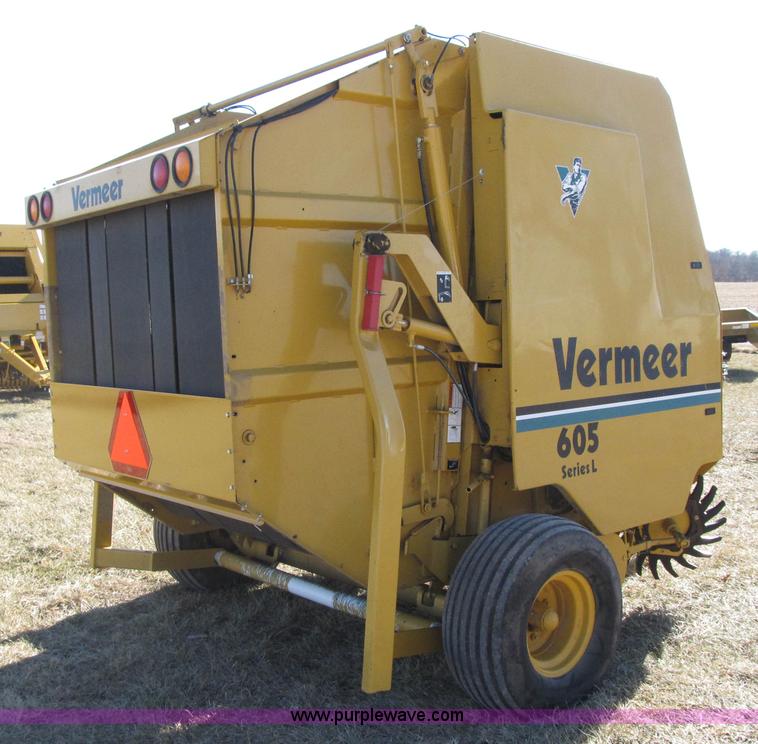image for item F8943 Vermeer 605L round baler