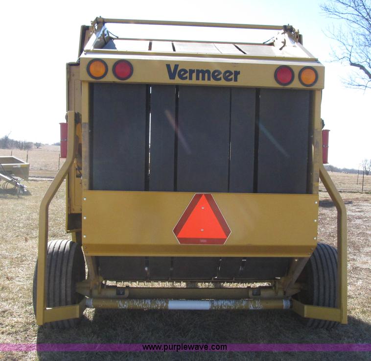 image for item F8943 Vermeer 605L round baler