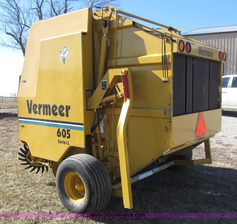 image for item F8943 Vermeer 605L round baler