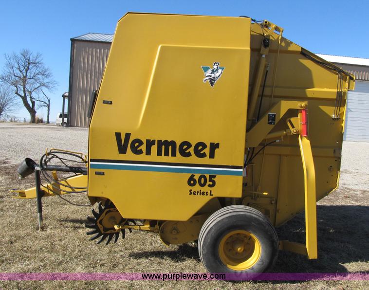image for item F8943 Vermeer 605L round baler