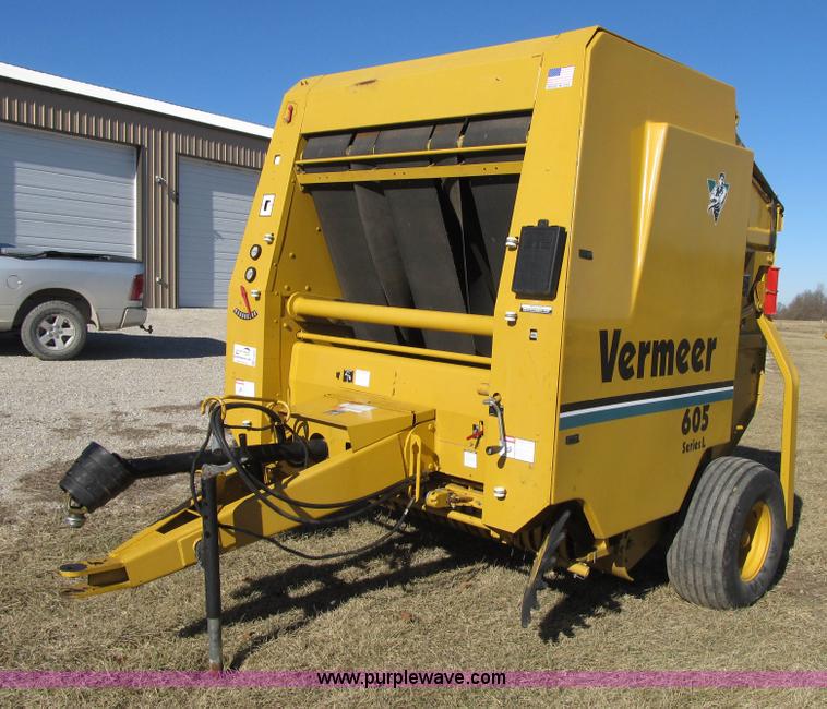image for item F8943 Vermeer 605L round baler