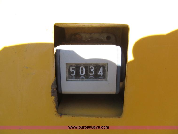 image for item F8943 Vermeer 605L round baler