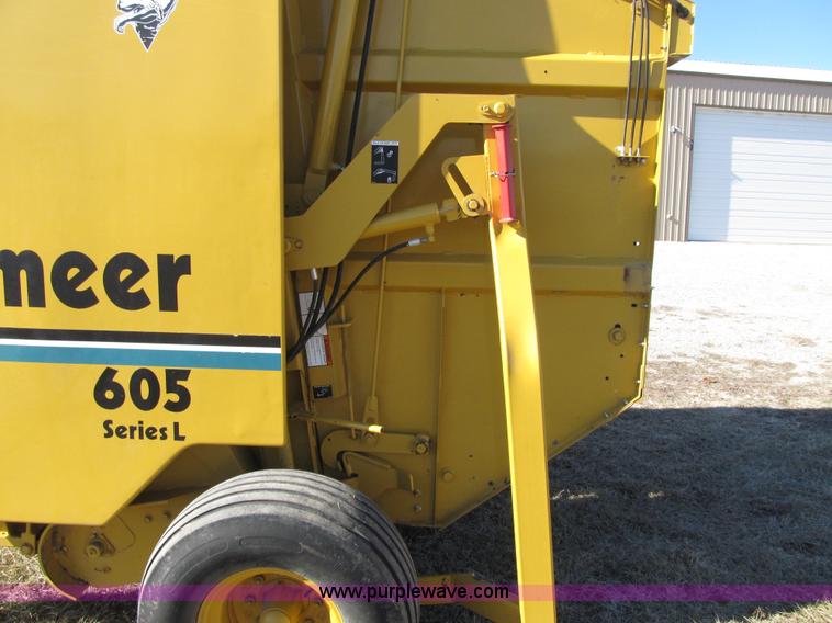 image for item F8943 Vermeer 605L round baler