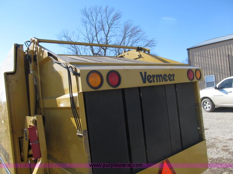 image for item F8943 Vermeer 605L round baler
