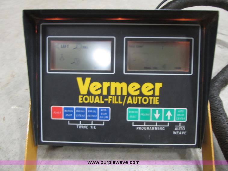 image for item F8943 Vermeer 605L round baler