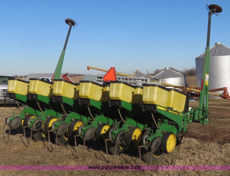 image for item I2430 1991 John Deere 7200 Maxemerge 2 planter