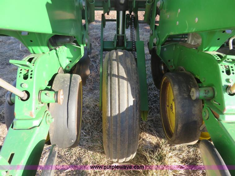 image for item I2430 1991 John Deere 7200 Maxemerge 2 planter