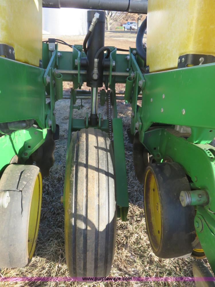 image for item I2430 1991 John Deere 7200 Maxemerge 2 planter