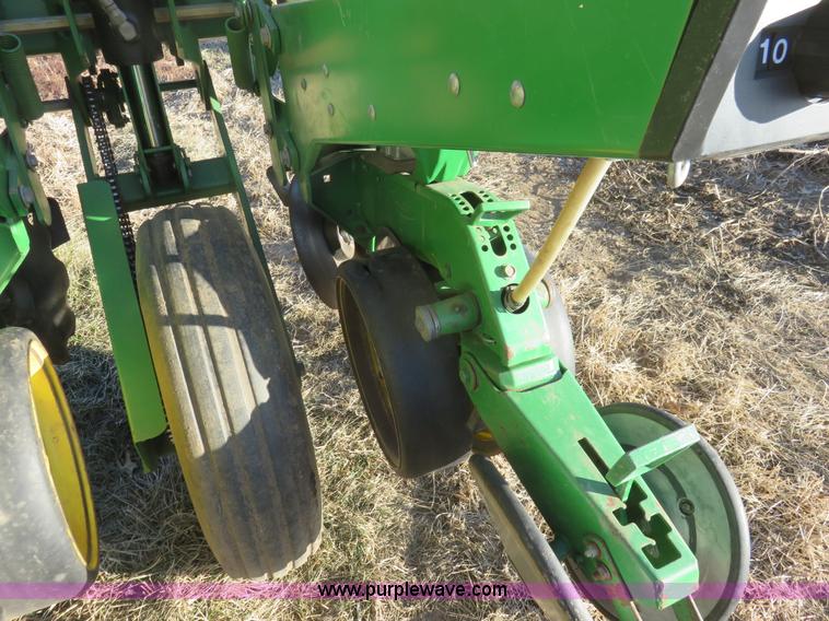 image for item I2430 1991 John Deere 7200 Maxemerge 2 planter
