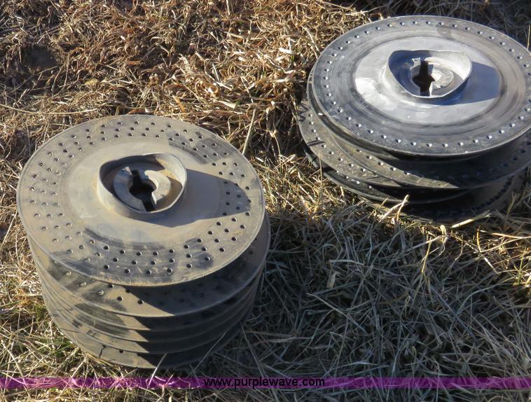 image for item I2430 1991 John Deere 7200 Maxemerge 2 planter